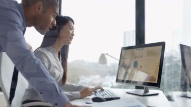 4 k iş erkek ve kadın ofiste finansal veriler bilgisayarda tartışıyor.