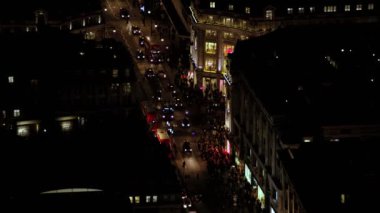 trafik ve yaya bir alanda yoğun merkezi Londra gece 4 k havadan görünümü