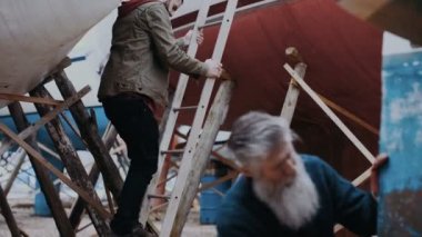 4 k olgun adam yenileme üzerinde çalışan bir tersane çalışan eski bir yelkenli tekne