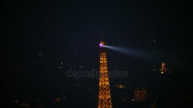 4 k havadan görünümü Paris ile bina ve yapılar geceleri ışıklı