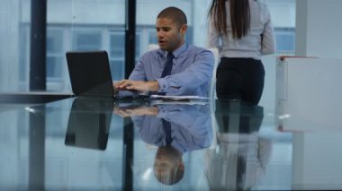 4k seyir bir şey hangi onu çok mutluettiniz, baylar dizüstü bilgisayarda çalışan iş adamı