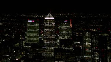 Londra Şubat 2017-4k Canary Wharf hava görünümünü gece ve Citigroup, Hsbc ve One Canada Square ayırt edici kuleleri featuring. Londra, İngiltere 14 Şubat 2017 editoryal 