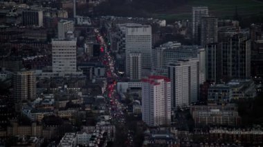 Merkezi Londra binalar ve trafik geceleri farlar ile yukarıda 4 k havadan görünümü