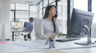 4 k endişe iş kadını telefonda konuşurken ve bilgisayarda Office çalışma