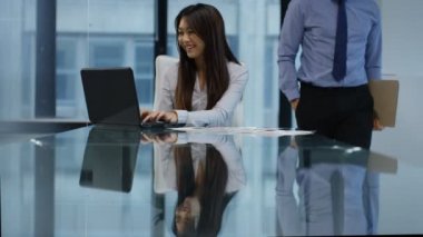 4k bir şey hangi onu çok mutlu etmek görmek dizüstü bilgisayarda çalışan iş kadını