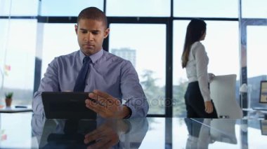 4k tablet bilgisayar kullanma office portre gülümseyen iş adamı