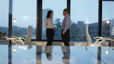 4 k neşeli iş adamı ve sohbet ve ofiste flört kadın