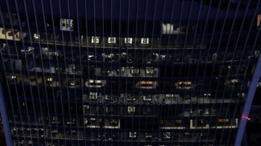 4 k Londra iş gökdelenler, geceleri ışıklı şehir ofisler hava görünümünü