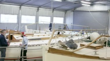 4 k zaman atlamalı bir tersane, inşaat ve yelkenli tekneler yenileme işçilerin
