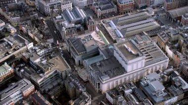 Londra'nın Kraliyet Opera Binası ve çevresi yukarıda 4 k havadan görünümü