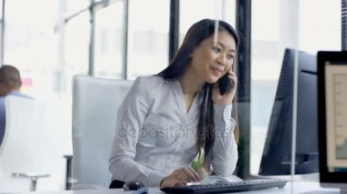 4k aradı iyi haber alma Office bilgisayar üzerinde çalışan iş kadını