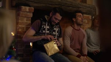 4 k mutlu yetişkin birlikte aile Noel, adam bir hediye tarafından ateş açmak