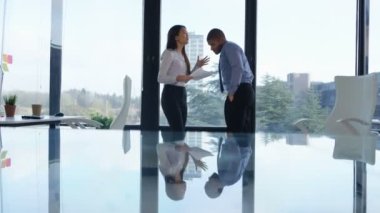 4 k iş erkek ve kadın evrak büyük ofis pencerenin önünde tartışıyor
