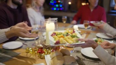4 k mutlu aile buluşması, gıda paylaşımı ve Xmas akşam yemeğinde sohbet