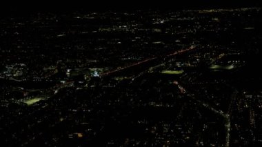4 k hava panoramik Londra şehir binaları ve geceleri ışıklı trafik