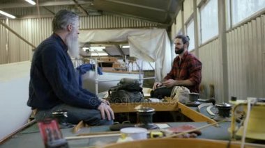 4k bir mola ve bir bira olan tekne inşaat işinde çalışan iki adam.