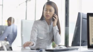 4 k endişe iş kadını telefonda konuşurken ve bilgisayarda Office çalışma