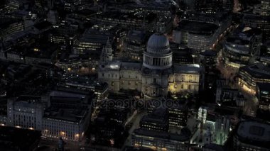 4k London St Paul's Katedrali ve çevresindeki hava geceleri ışıklı.