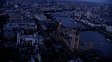 Londra Şubat 2017-4k hava panoramik, London Eye ve Parlamentosu evleri de dahil olmak üzere gece Londra cityscape 