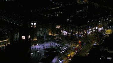 4 k hava manzara trafik ve yaya Londra tren dışında King's cross ve St Pancras istasyonlarından geceleri