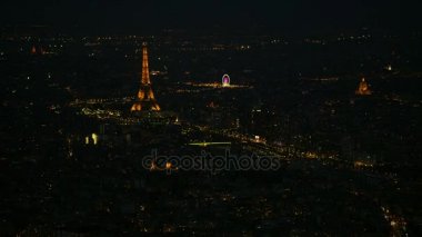 4 k havadan görünümü Paris ile bina ve yapılar geceleri ışıklı