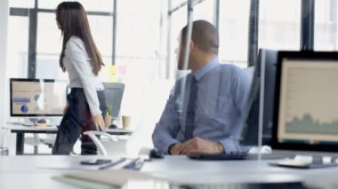 4 k iş erkek ve kadın ofiste finansal veriler bilgisayarda tartışıyor