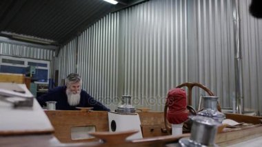 4 k baba ve oğlu bina ve yelkenli tekne, Aile şirketi tadilatı Tersane