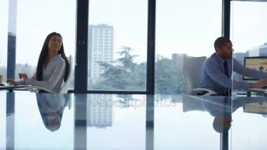 4 k iş adamı ve masaları çalışma ve ayrıca evrak tartışıyor kadın