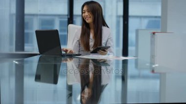 4k bir şey hangi onu çok mutlu etmek görmek dizüstü bilgisayarda çalışan iş kadını