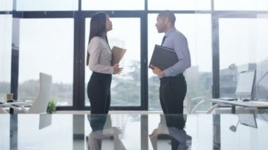 4 k iş erkek ve kadın Satışda üzerinde bir anlaşma el sallamak