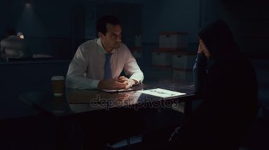 4 k polis dedektifi görüşme odasında bir şüpheliyi sorguluyor