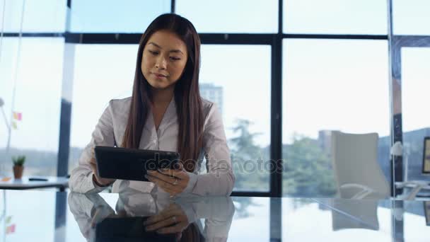 Portrait Femme Affaires Souriante Utilisant Ordinateur Tablette Dans Bureau — Video