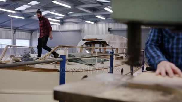 Werknemers Een Bouwwerf Die Werken Aan Bouw Renovatie Van Zeilboten — Stockvideo