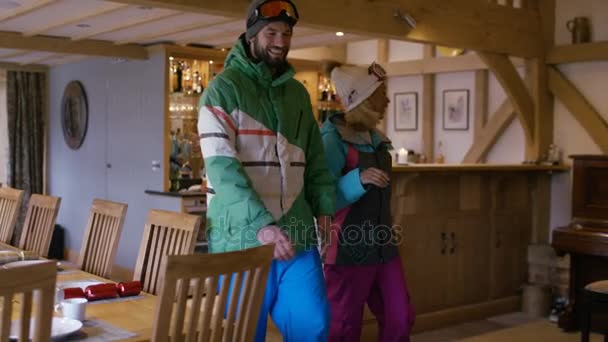 Gelukkige Volwassen Familie Groep Uitgaven Kerstvakantie Skiresort — Stockvideo