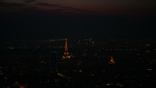 エッフェル塔とアンヴァリッド国立パリの 夜の空中写真 — ストック動画