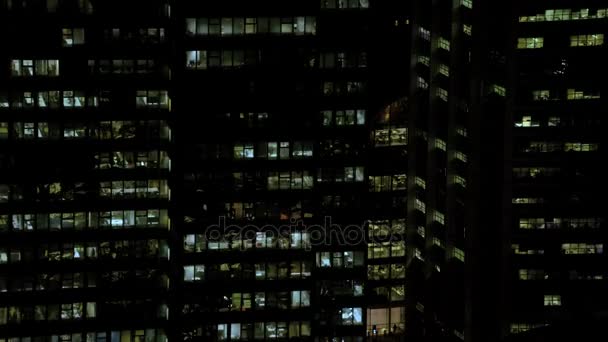 4K Vue aérienne des bureaux de la ville et de la circulation dans le centre de Londres la nuit 