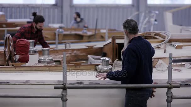 Werknemers Een Bouwwerf Werken Aan Bouw Renovatie Van Het Zeilschip — Stockvideo