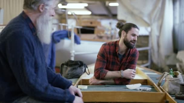 Zwei Männer Die Bootsbau Arbeiten Machen Eine Pause Und Trinken — Stockvideo