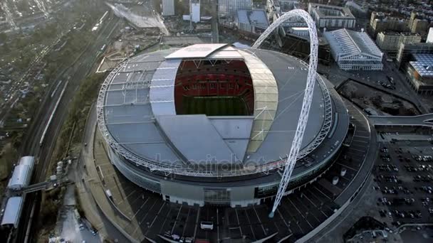 ロンドン 2017 ウェンブリー スタジアム上空を飛行し 周辺の空撮 建物の特徴的なアーチを示すショット パノラマ — ストック動画