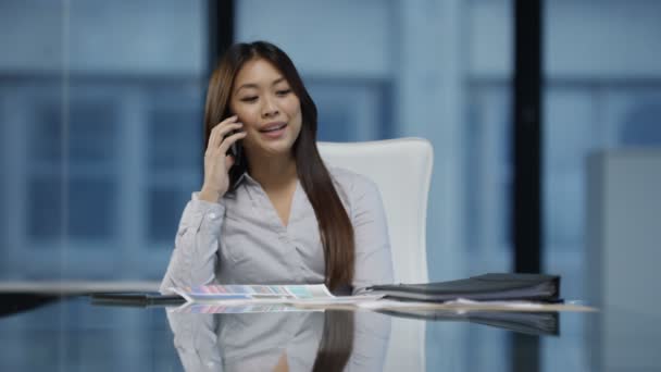 Alegre Mujer Negocios Oficina Hablando Por Teléfono Mirando Papeleo — Vídeos de Stock