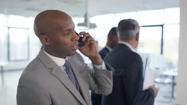 Empresario Afroamericano Hablando Por Teléfono Conferencia Negocios — Vídeos de Stock