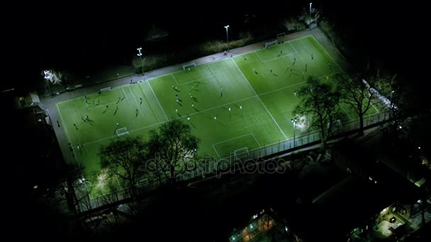 Vista Aérea Dos Jogadores Campos Futebol Que Jogam Jogos Iluminados — Vídeo de Stock