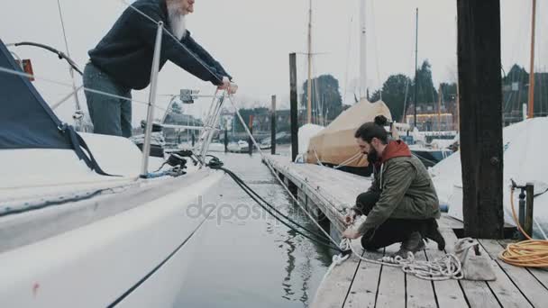 Vater Und Sohn Vertäut Segelboot Auf Dem Dock Einem Yachthafen — Stockvideo