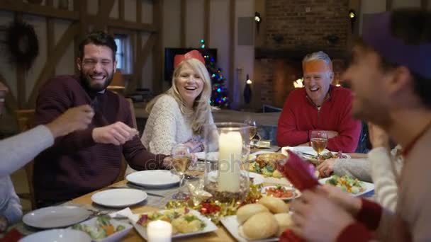 Famiglia Felice Insieme Natale Tirando Cracker Tavola — Video Stock
