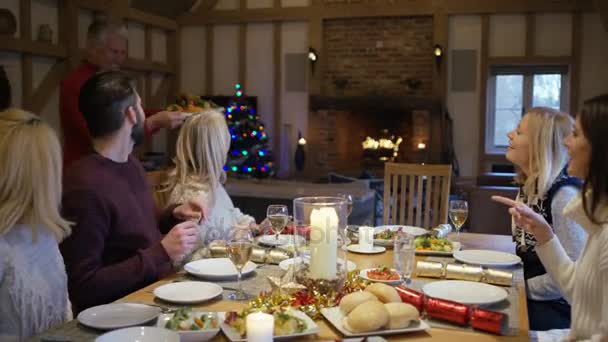 Familia Feliz Juntos Navidad Sentados Mesa Para Comida Tradicional — Vídeos de Stock