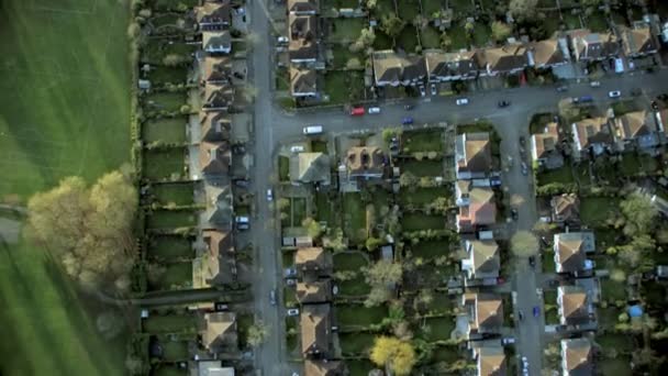 ロンドン イギリスの郊外に郊外の住宅地の空撮 — ストック動画