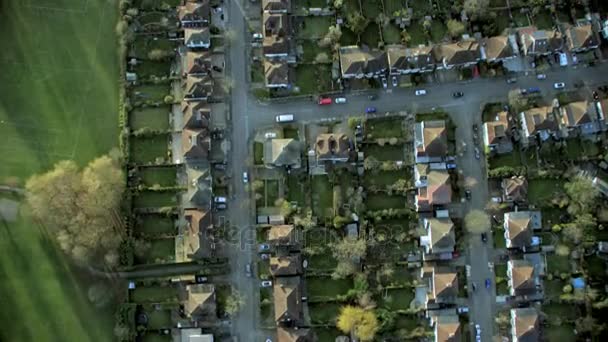 4K Aerial view of a residential area in a suburb on the outskirts of London, UK — Stock Footage Aerial View Residential Area Suburb Outskirts London Stock Video