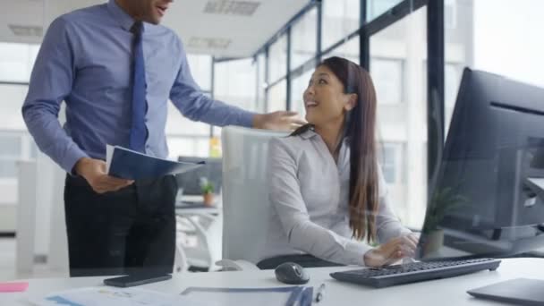 のビジネスの男性とコンピューター上の財務データを議論するオフィスの女性 — ストック動画