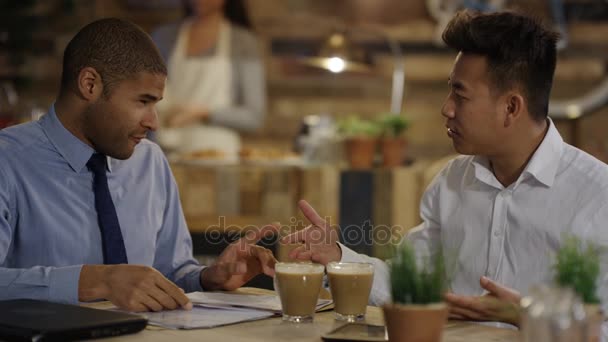 トレンディな街のカフェでミーティングを持つ 企業ビジネスマン — ストック動画