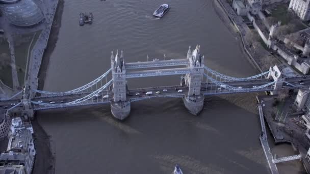 Ptaka Ruchu Skrzyżowanie London Tower Bridge Jako Łodzi Pływających Dół — Wideo stockowe